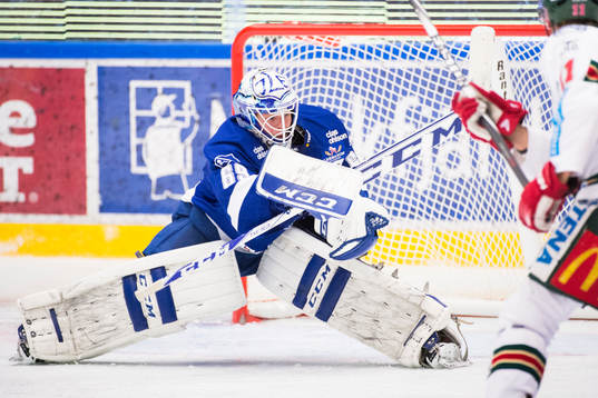 Leksands målvakt Oscar Alsenfelt räddar skott