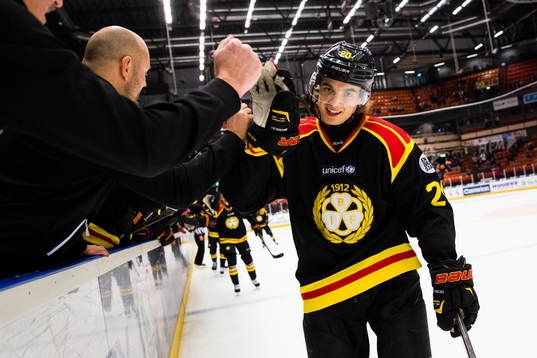 Brynäs Adam Brodecki jublar