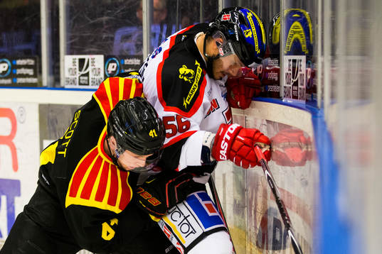 Brynäs Greg Scott och Örebros Johan Wiklander i kamp om