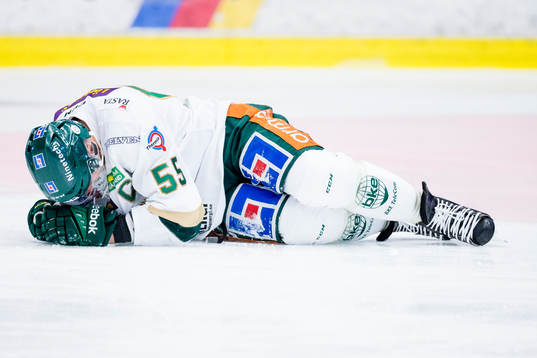 Färjestads Ole-Kristian Tollefsen blir liggande och har int
