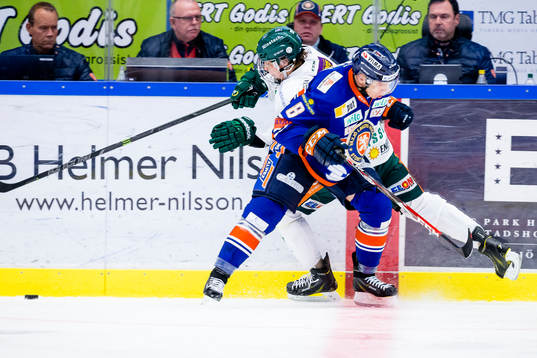 Växjös Ville Varakas tacklar Färjestads Jakub Klepis