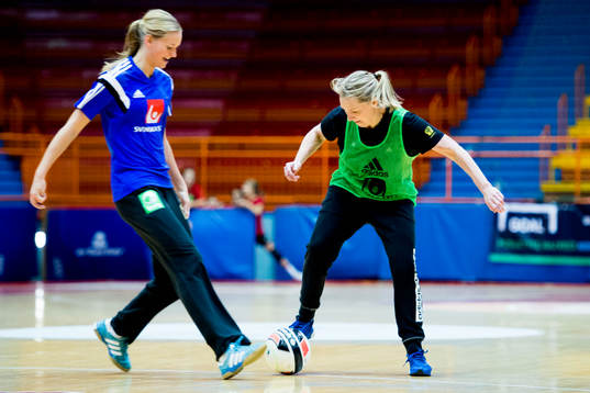 Sveriges målvakt Johanna Bundsen och förbundskapten Helle