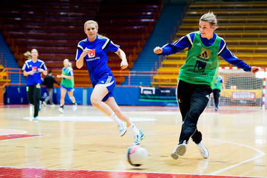 Sveriges Hanna Fogelström och Jenny Alm spelar fotboll