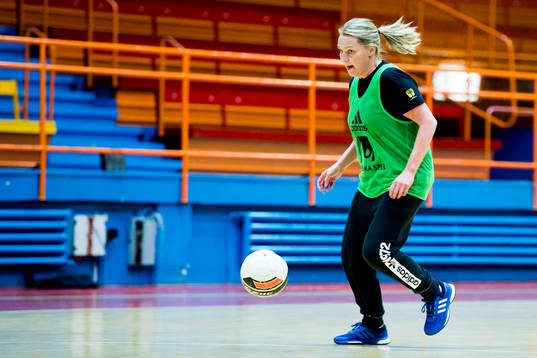 Sveriges förbundskapten Helle Thomsen spelar fotboll