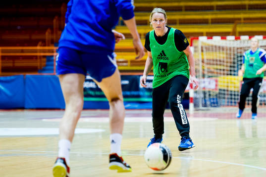 Sveriges förbundskapten Helle Thomsen spelar fotboll