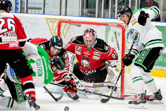 Rögles Justin Bostrom faller framför Malmö Redhawks