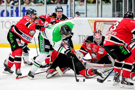 Rögles Andre Deveaux  och Malmö Redhawks Nicklas Jadeland