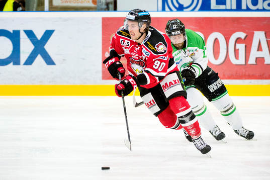 Malmö Redhawks Mattias Persson jagas av Rögles Taylor