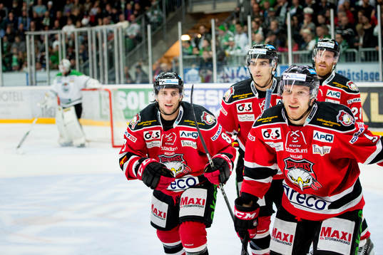 Malmö Redhawks Fredrik Storm (th) firas