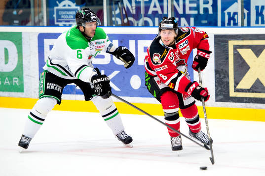 Rögles Andreas Lilja jagar Malmö Redhawks Tony Romano