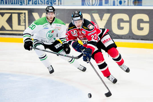 Malmö Redhawks Sebastian Strandberg jagas av Rögles Calle