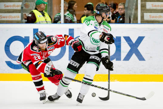 Malmö Redhawks Jens Olsson jagar puck