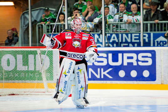 Malmö Redhawks målvakt Jonas Gunnarsson  firar segern