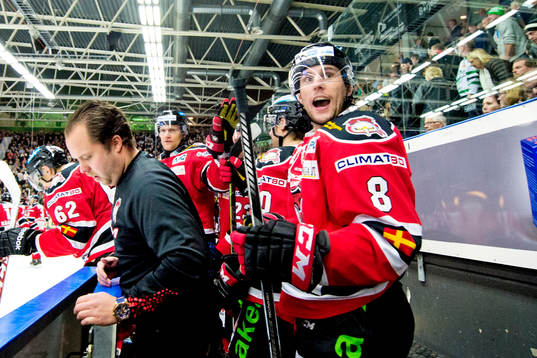 Malmö Redhawks Tony Romano jublar på bänken