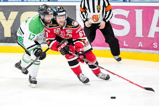 Rögles Jack Connolly jagar Malmö Redhawks Nicklas Jadeland