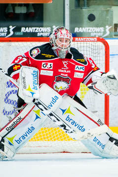 Malmö Redhawks målvakt Jonas Gunnarsson  bevakar en puck