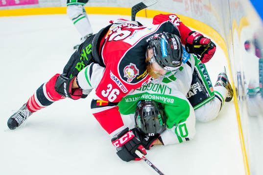 Malmö Redhawks David Liffiton tacklar Rögles Viktor