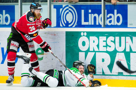 Malmö Redhawks David Liffiton tacklar Rögles Peter LeBlanc