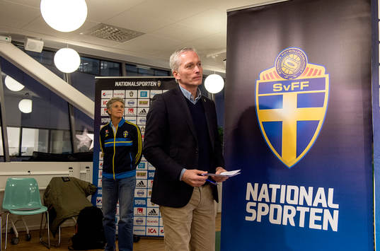 Håkan Sjöstrand och  Sveriges förbundskapten Pia Sundhage