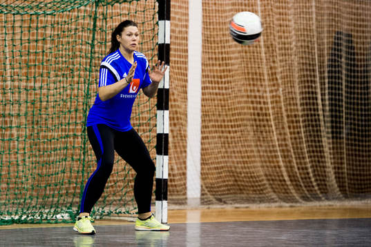 Sveriges målvakt Filippa Idéhn spelar fotboll