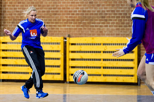 Sveriges förbundskapten Helle Thomsen spelar fotboll