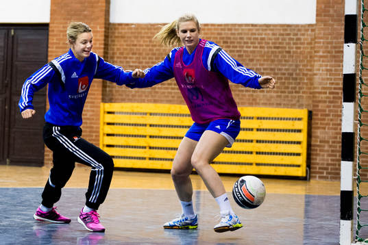 Sveriges Hanna Fogelström och Jenny Alm spelar fotboll