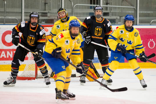Sveriges målvakt Sara Grahn försöker få koll på pucken
