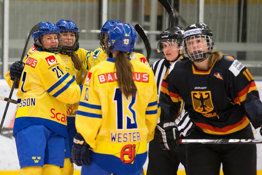 Sveriges Erica Udén Johansson har precis gjort 3-0 och