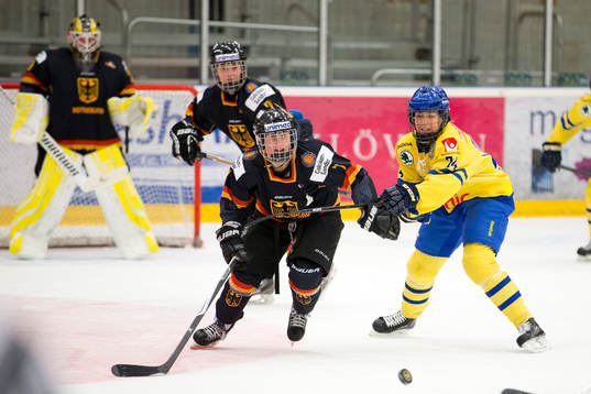 Tysklands Nina Kamenik och Sveriges Erika Grahm