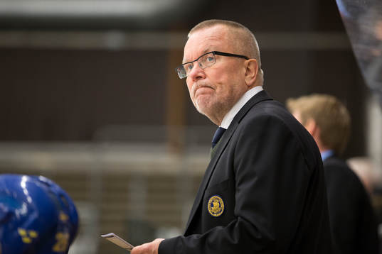 Sveriges förbundskapten Leif Boork ser bekymrad ut