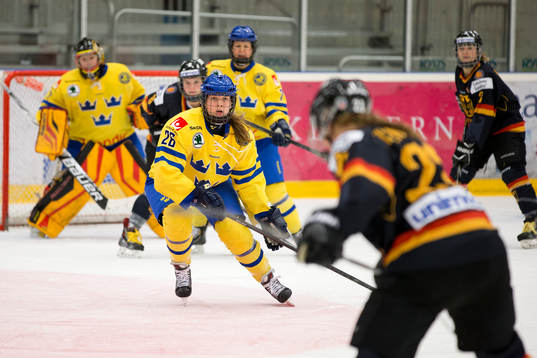 Tysklands Tanja Eisenschmid skjuter och Sveriges Kristina