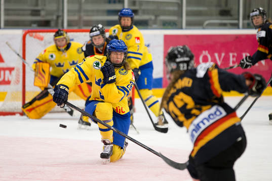 Tysklands Tanja Eisenschmid skjuter och Sveriges Kristina