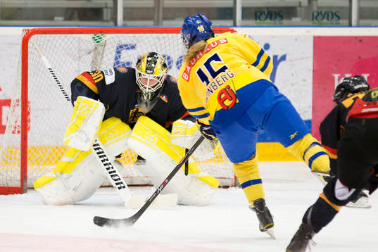 Sveriges Pernilla Winberg gör 1-0 bakom Tysklands Jennifer