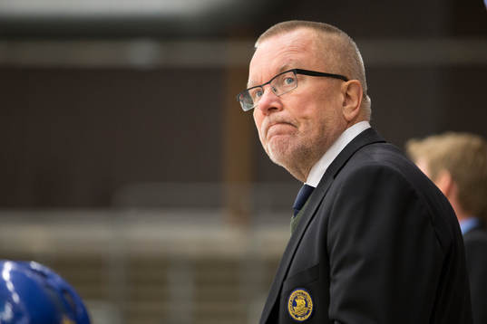 Sveriges förbundskapten Leif Boork ser bekymrad ut