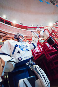 Leksands målvakt Joakim Lundström hälsar på en supporter