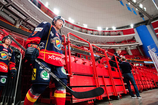 Djurgårdens Sebastian Lauritzen på väg in på isen