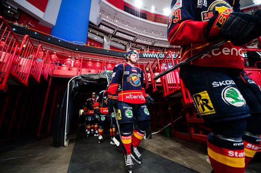 Djurgårdens Alexander Falk på väg in på isen