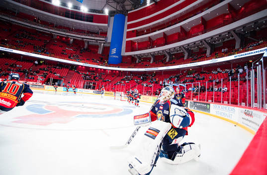 Djurgårdens målvakt Mikael Tellqvist värmer upp på
