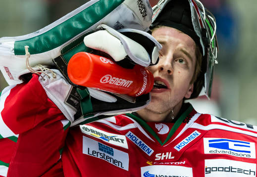 Modos målvakt Adam Reideborn värmer upp