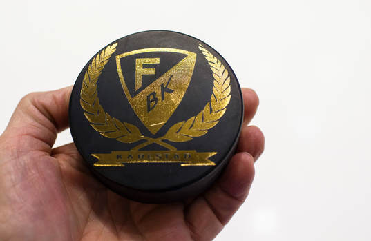 Puck väntar på nedsläpp innan ishockeymatchen i SHL