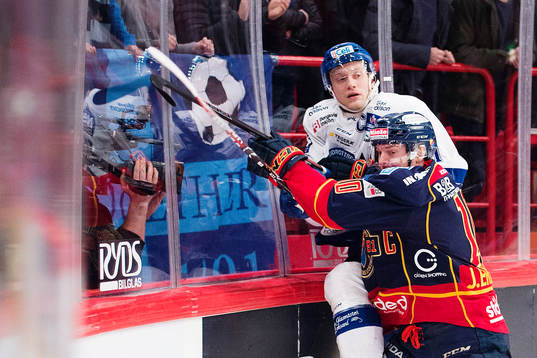 Djurgårdens Joakim Eriksson trycker till Leksands Johan