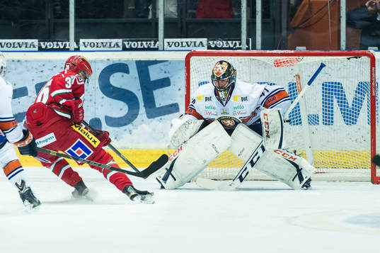 Växjös målvakt Cristopher Nihlstorp möter Modos Axel