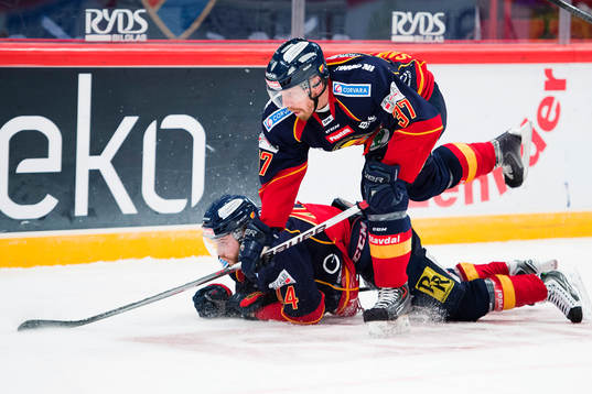 Djurgårdens Mattias Guter och Mikael Samuelsson kolliderar