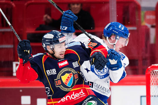 Djurgårdens Steve Saviano framför Leksands mål