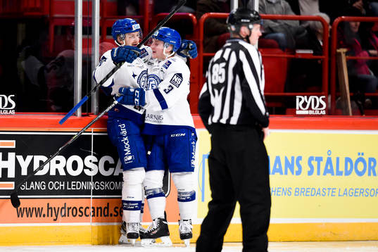 Leksands Mattias Ritola jublar ihop med Linus Hultström