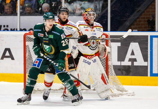 Färjestads Anton Hedman och Luleås Andreas Hjelm framför