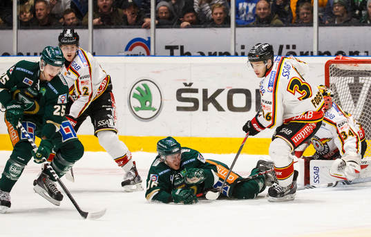Färjestads Anton Hedman spelar puck medan Joakim Nygård
