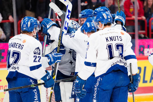 Leksands spelare jublar runt målvakt Oscar Alsenfelt