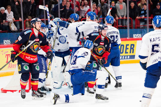 Leksands spelare jublar runt målvakt Oscar Alsenfelt