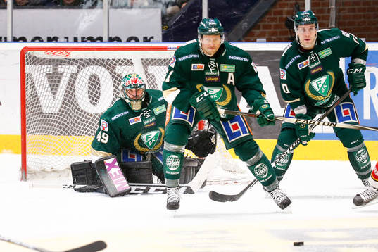 Färjestads målvakt Justin Pogge, Rickard Wallin och Shawn